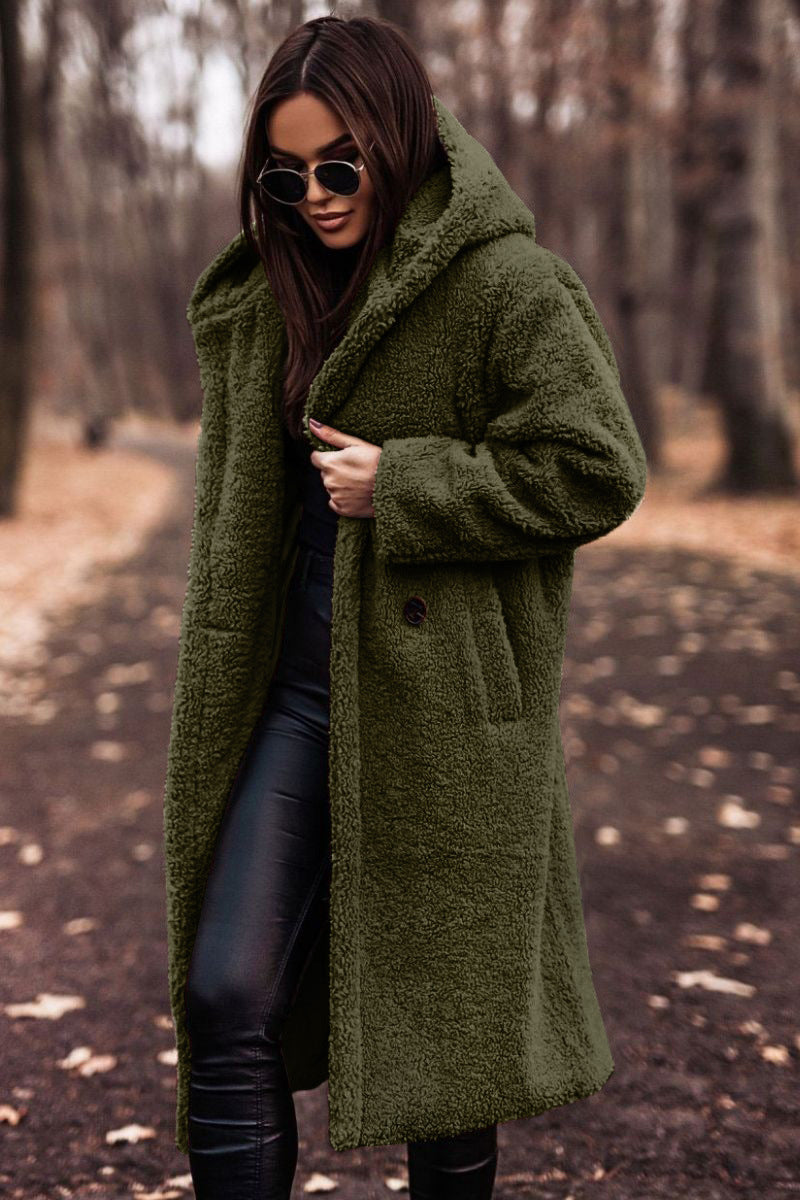 Cappotto lungo donna invernale con cappuccio, morbido tessuto teddy, ideale per proteggersi dal freddo con stile.