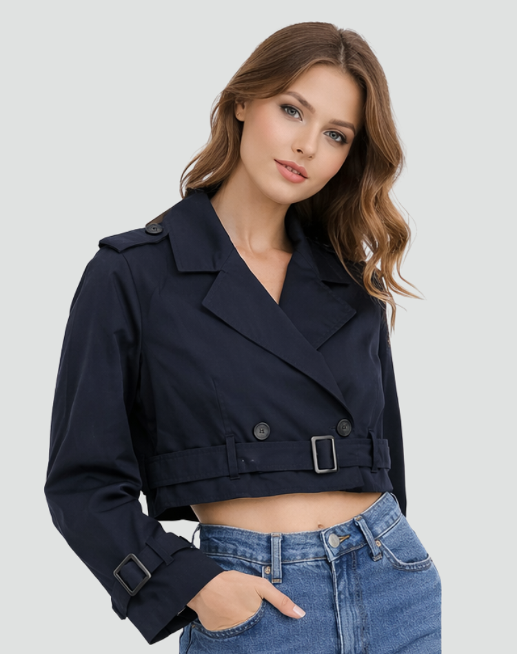 Trench donna regular fit in cotone, stile corto e versatile, perfetto per ogni occasione.