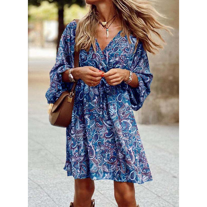 Abito boho estivo per donna, design ampio e versatile, ideale per un look casual e alla moda in spiaggia.