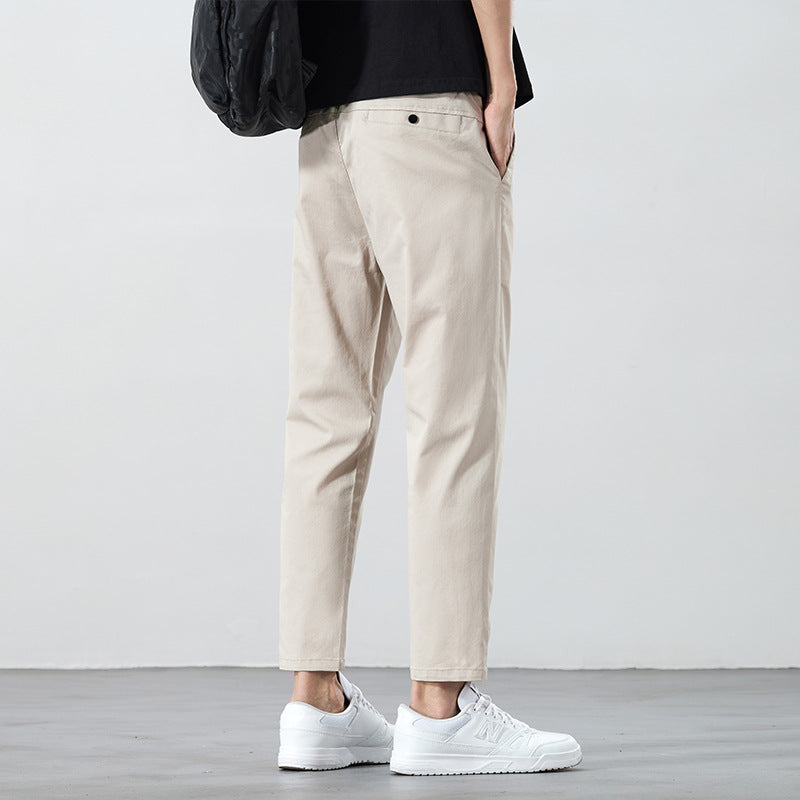 Pantaloni cropped dritti neri uomo, vita media, versatili e comodi per un look estivo casual.