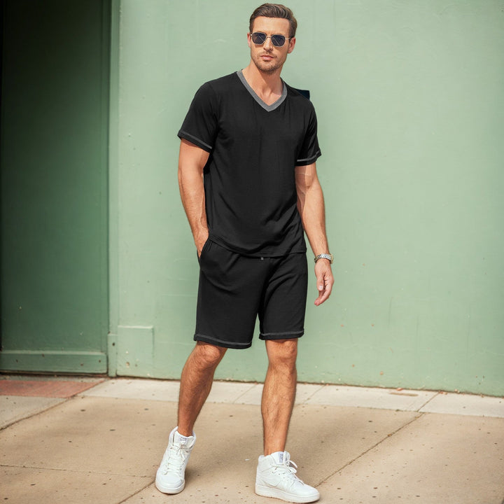 Maglietta e pantaloncini da uomo in completo due pezzi. Set estivo casual elegante per il massimo comfort.