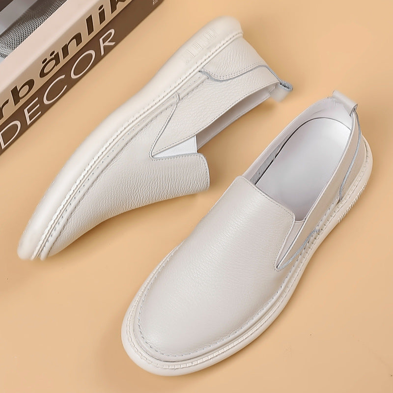 Calzature uomo: mocassini bianchi a punta arrotondata, senza lacci. Stile casual elegante e massimo comfort.