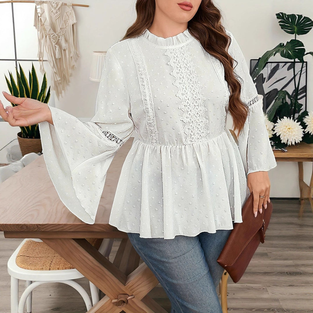 Camicia donna bianca a manica lunga con eleganti maniche a campana, stile A-line, perfetta per look casual o business.