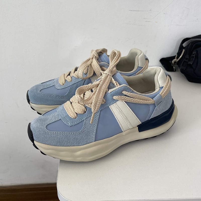 Scarpe uomo casual blu cielo con lacci, comode e versatili per passeggio e outfit quotidiani. Calzature sportive moda tacco basso.