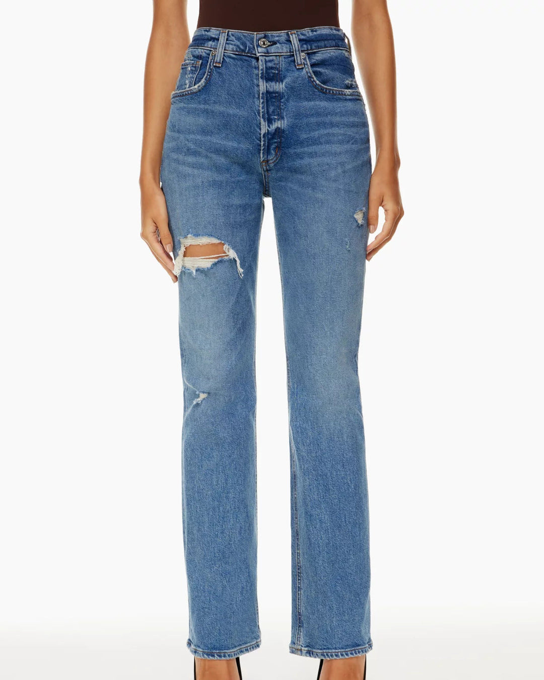 Jeans donna a gamba dritta blu con vita alta e strappi, ideali per outfit di tendenza primavera/estate.