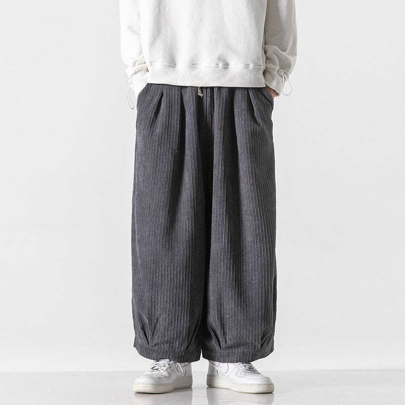 Pantaloni ampi e pieghettati da uomo, vestibilità comoda per un comfort superiore e uno stile ricercato.
