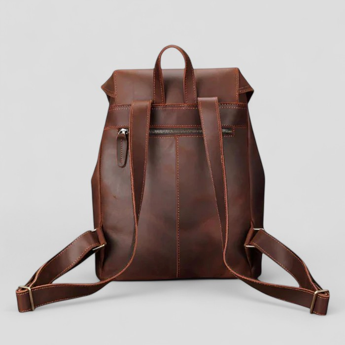 Zaino casual uomo marrone con chiusura a patta, spazioso e pratico per viaggi o come borsa da giorno.