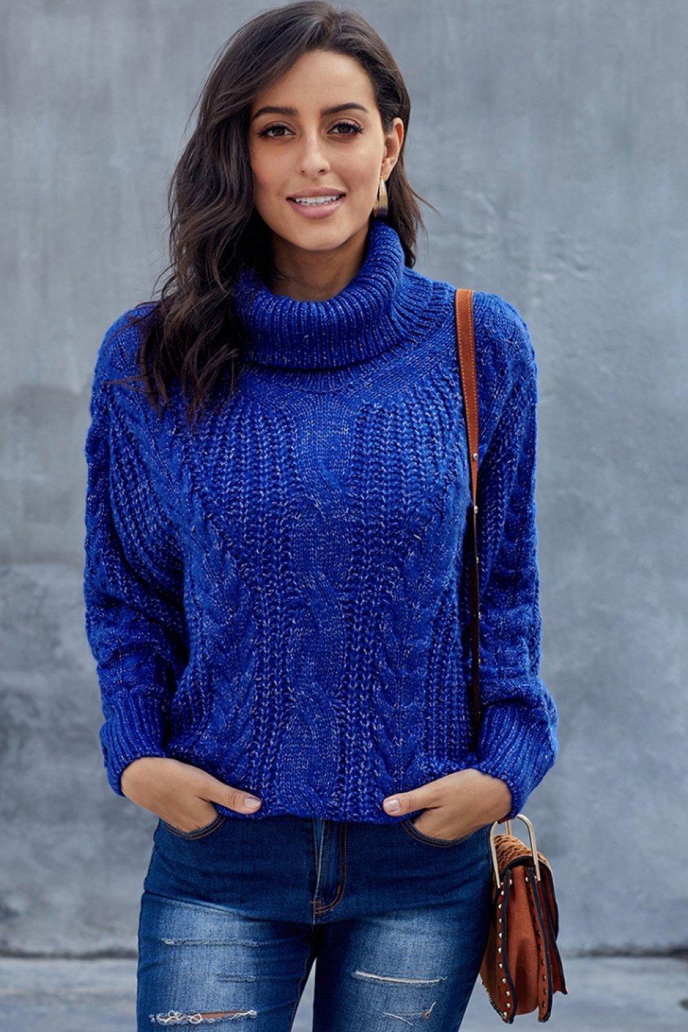 Maglione grosso a trecce con dolcevita, moda donna elegante e casual. Ideale per l'autunno-inverno.