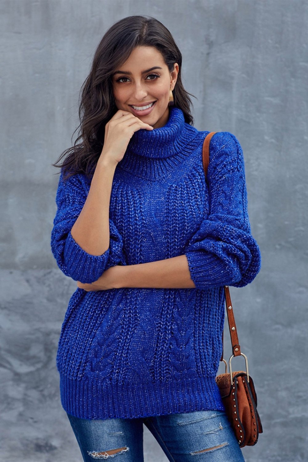 Maglieria donna invernale: maglione dolcevita a trecce grosso. Un capo versatile per comfort e stile.