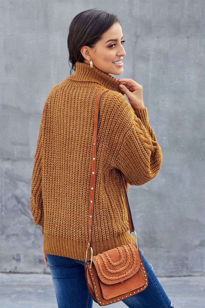 Caldo maglione donna a trecce grosse, con dolcevita chic. Perfetto per un abbigliamento invernale confortevole.