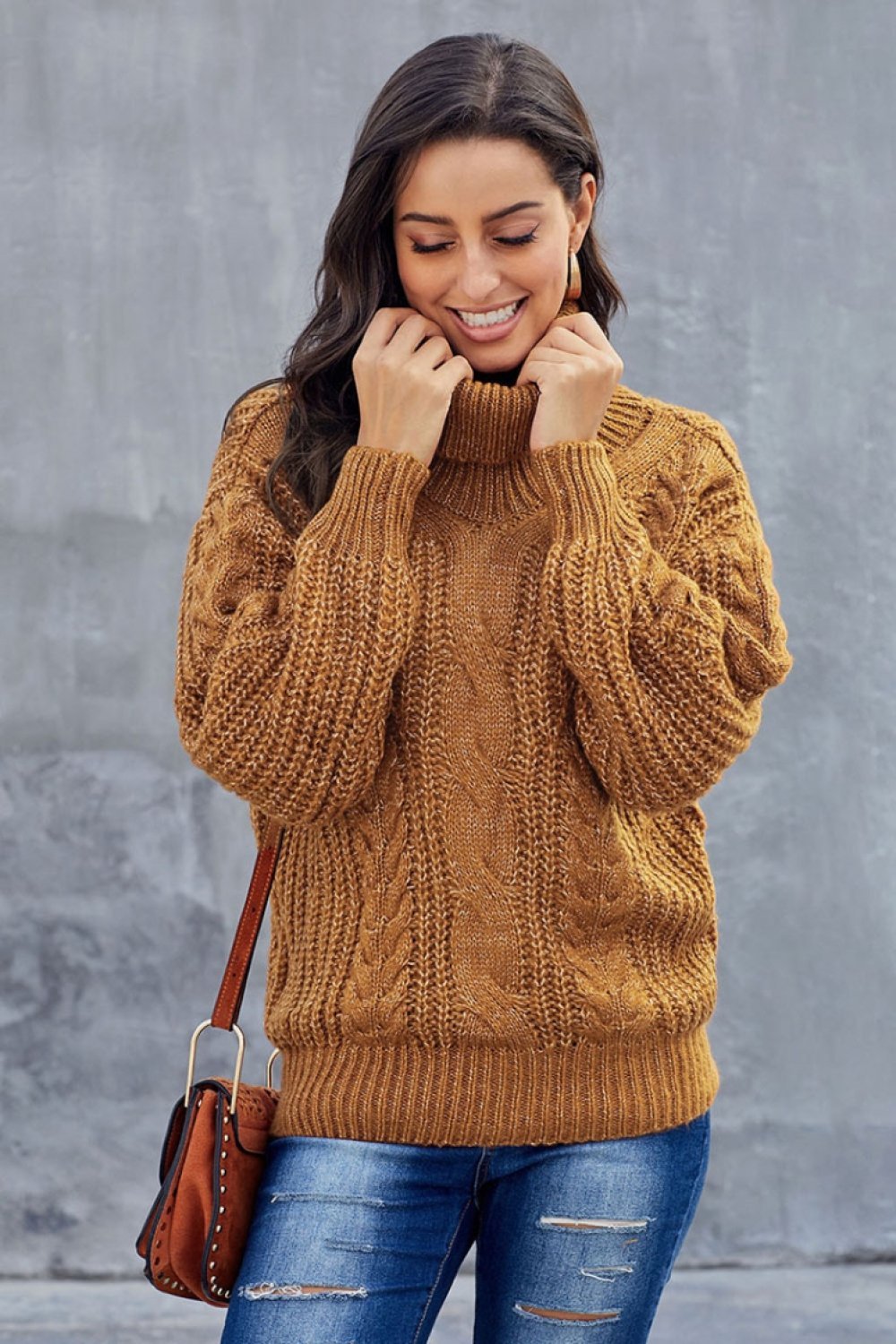 Maglione dolcevita elegante da donna, in maglieria a trecce grossa per un comfort versatile autunnale.