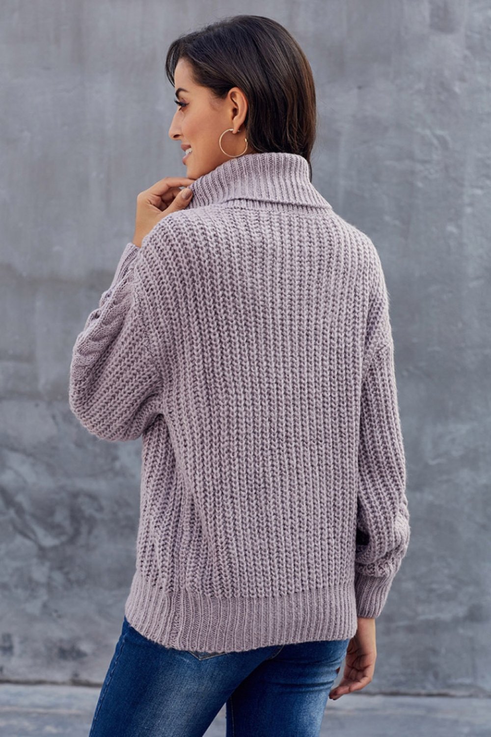 Maglione donna caldo e confortevole, con dolcevita a trecce grosse. Abbigliamento moda per l'inverno elegante.