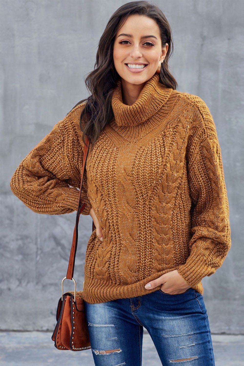Maglione donna dolcevita a trecce grosso, ideale per un look invernale caldo ed elegante.