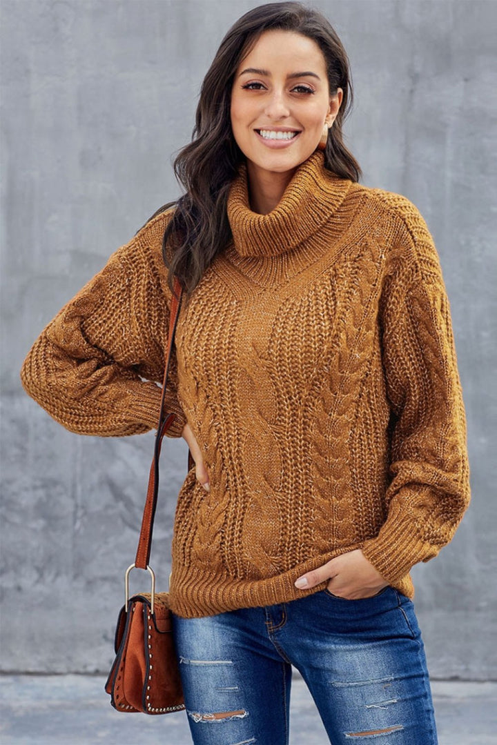 Maglione donna dolcevita a trecce grosso, ideale per un look invernale caldo ed elegante.