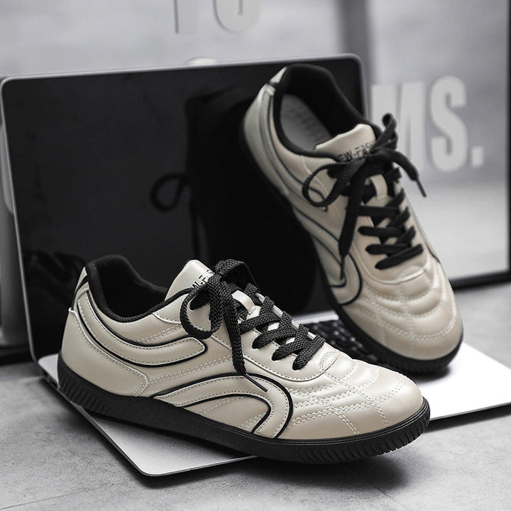 Sneakers uomo retrò con lacci bianchi, perfette per comfort quotidiano e stile casual. Suola in gomma resistente.