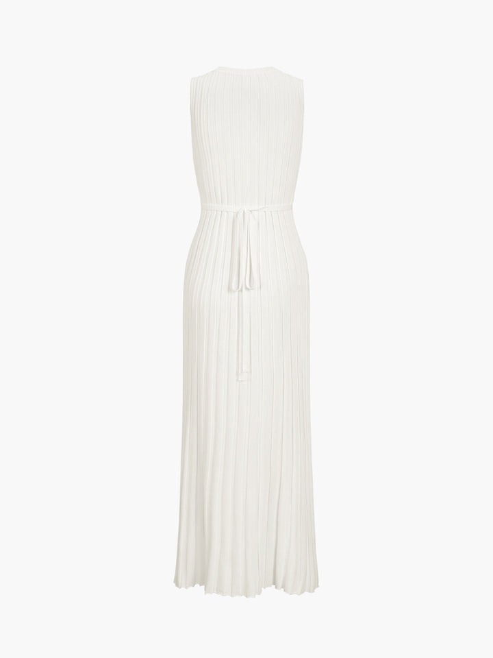 Dettaglio del tessuto plissettato di un abito elegante da donna. Vestito versatile per ogni stagione.