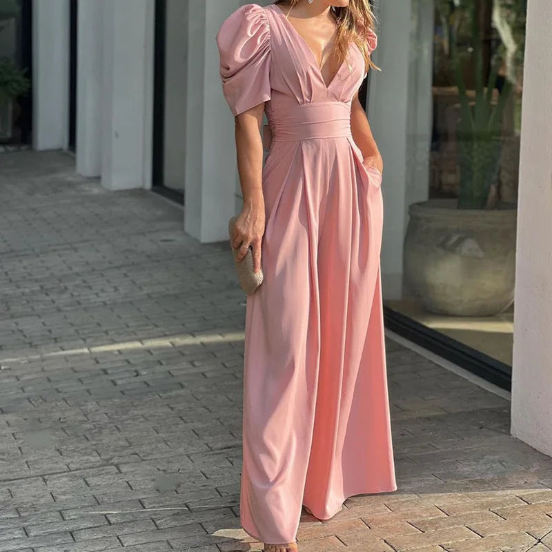 Tuta elegante donna nera con scollo a V e maniche a palloncino, ideale per cerimonie e eventi speciali.
