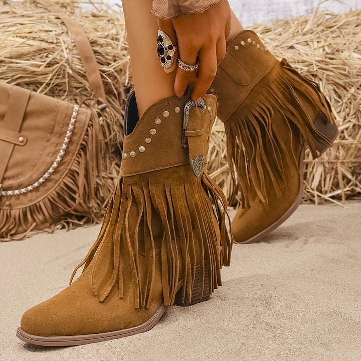Stivali cowboy donna marrone chiaro con frange, borchie e tacco a blocco. Perfetti per la moda western.