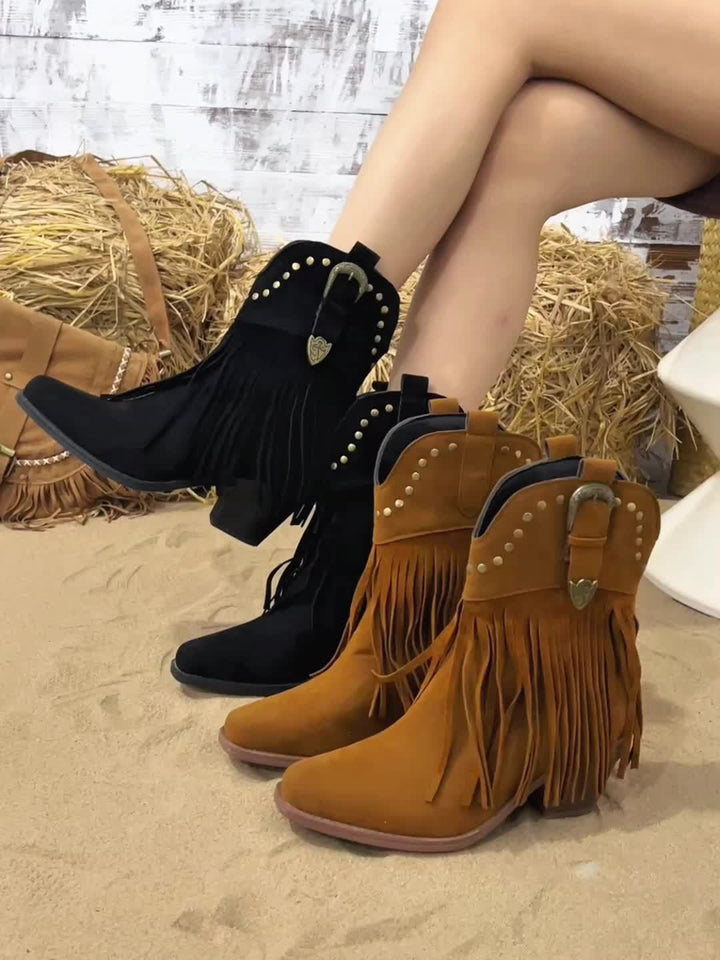 Stivali cowboy donna marrone chiaro, frange, borchie e tacco a blocco. L'accessorio chiave per la moda western.