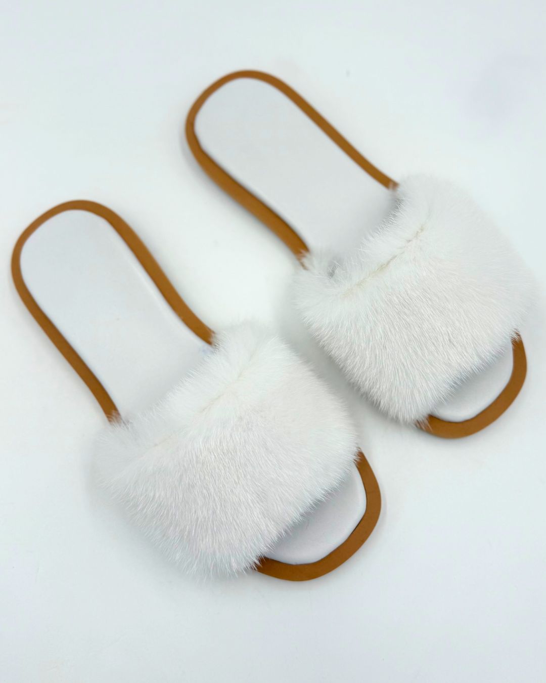 Eleganti pantofole estive bianche in pelliccia di visone da donna, perfette per un look casual-chic.