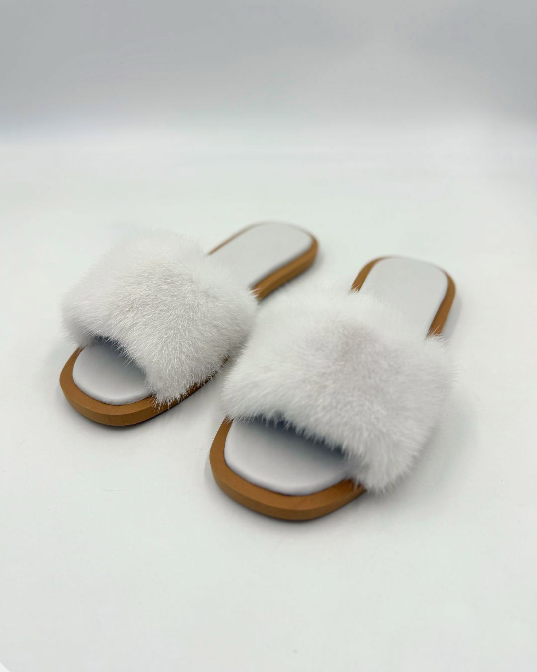Pantofole estive da donna bianche in visone e memory foam, per un comfort lussuoso e casual.