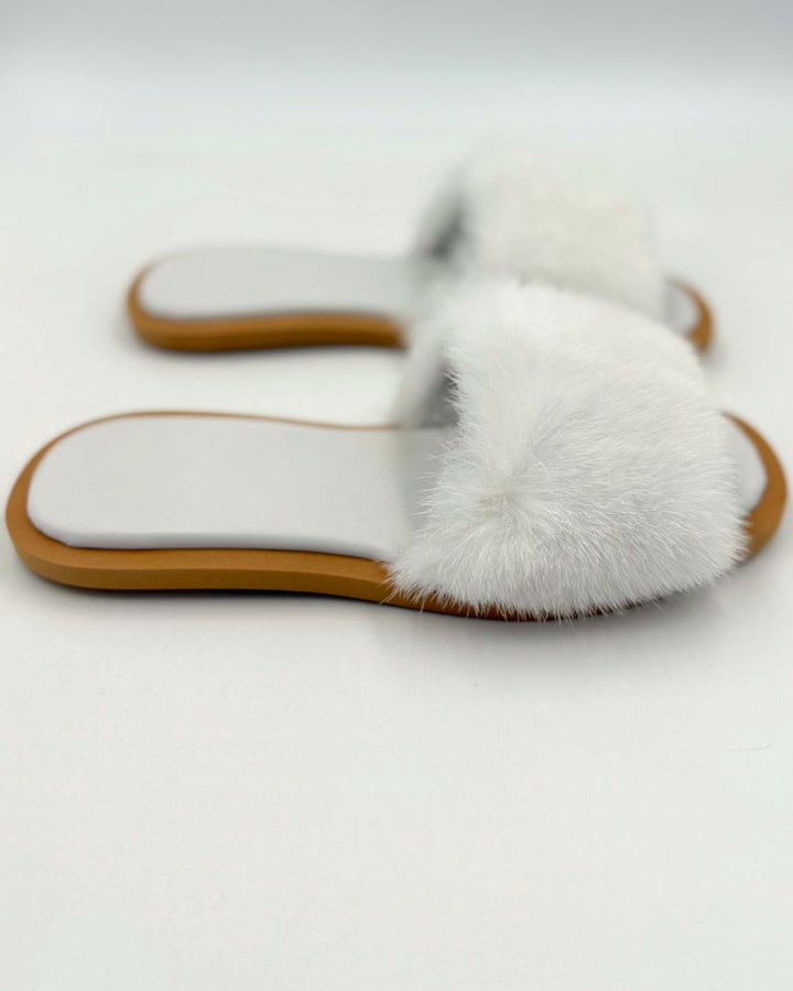 Pantofole estive bianche da donna con soletta memory foam, ideali per comfort e relax quotidiano.