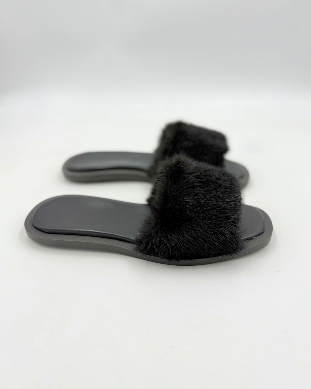 Eleganti pantofole estive nere da donna con soletta Memory Foam, perfette per un comfort duraturo in casa.