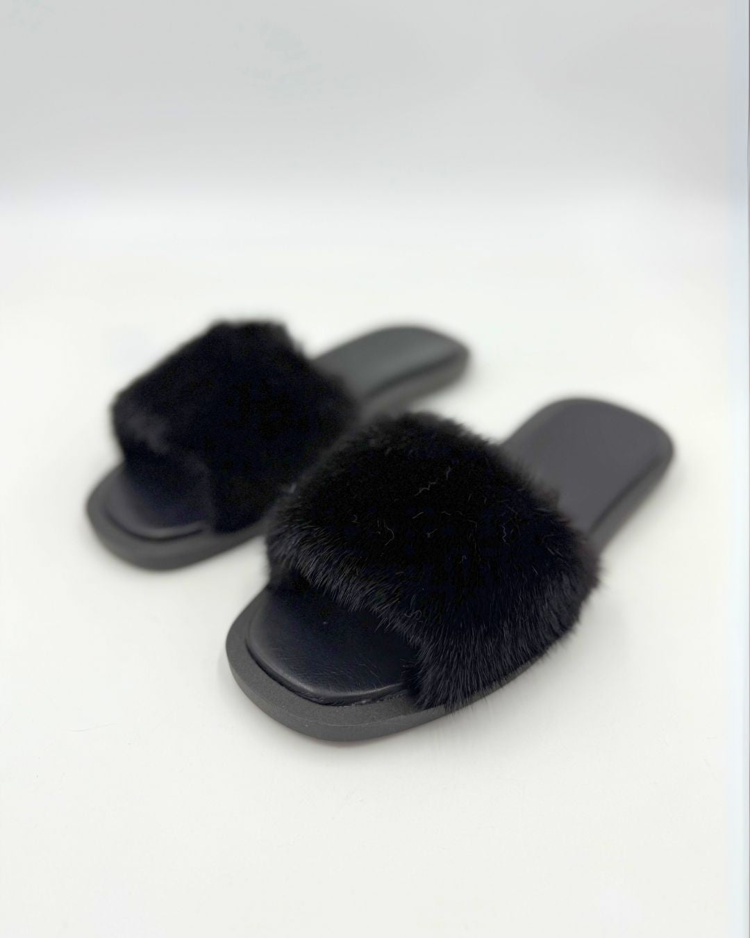 Pantofole estive da donna nere con comfort Memory Foam, ideali per relax e casa. Calzature comode ed eleganti.