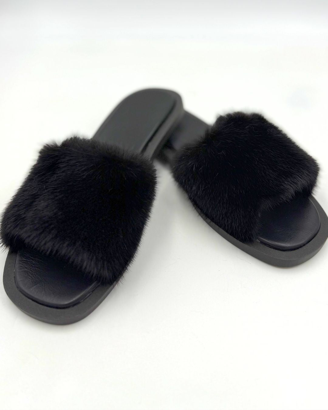 Pantofole nere estive da donna, morbide e confortevoli grazie al Memory Foam. Ideali per la stagione calda.