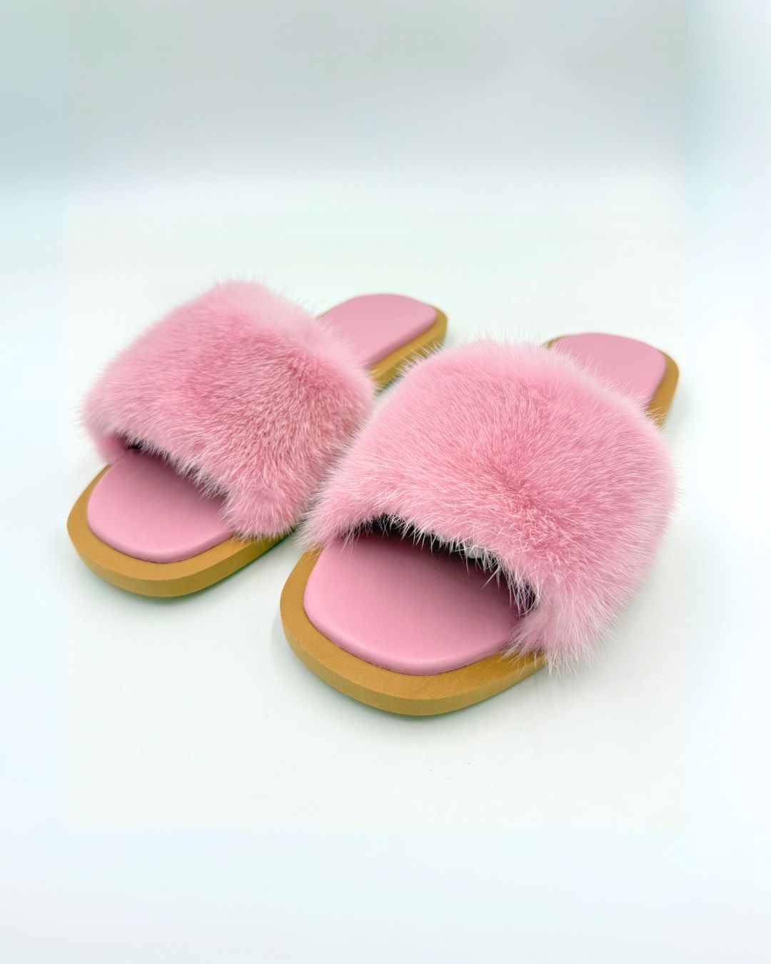 Pantofole estive rosa da donna con fascia in visone e memory foam per comfort elegante e morbido.