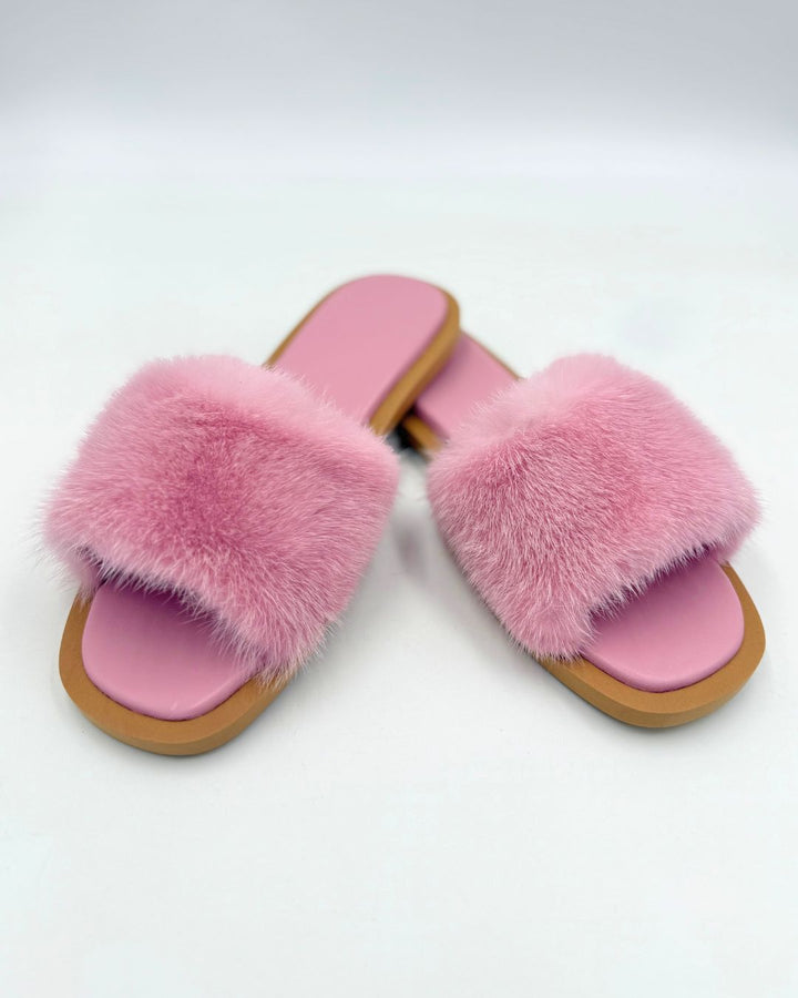 Morbide pantofole estive rosa da donna con fascia in visone. Le calzature con memory foam offrono relax.