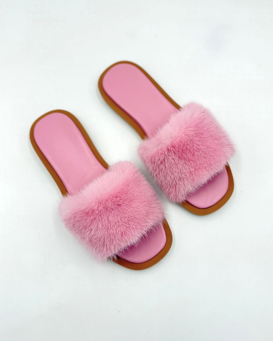 Pantofole donna estive rosa con morbido visone e suola in memory foam, ideali per un comfort casual.