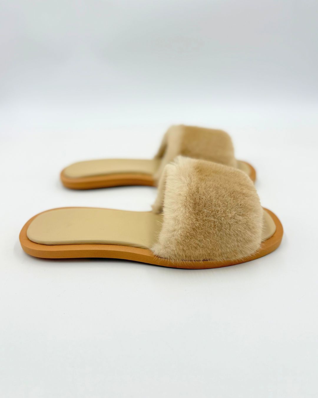 Ciabatte estive donna color sabbia, eleganti con decorazione in visone. Ideali per relax con stile.