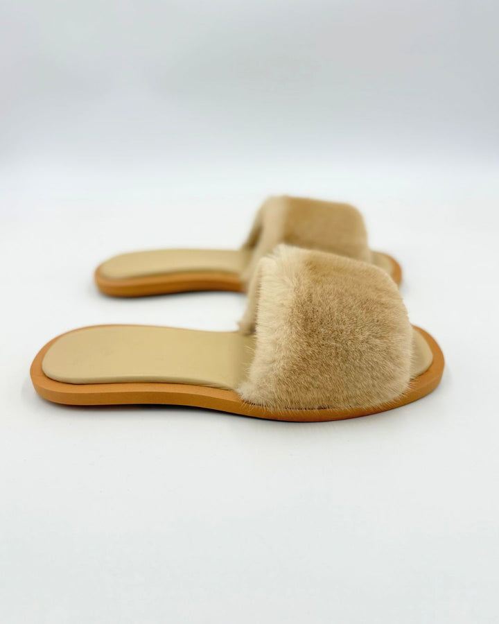 Ciabatte estive donna color sabbia, eleganti con decorazione in visone. Ideali per relax con stile.