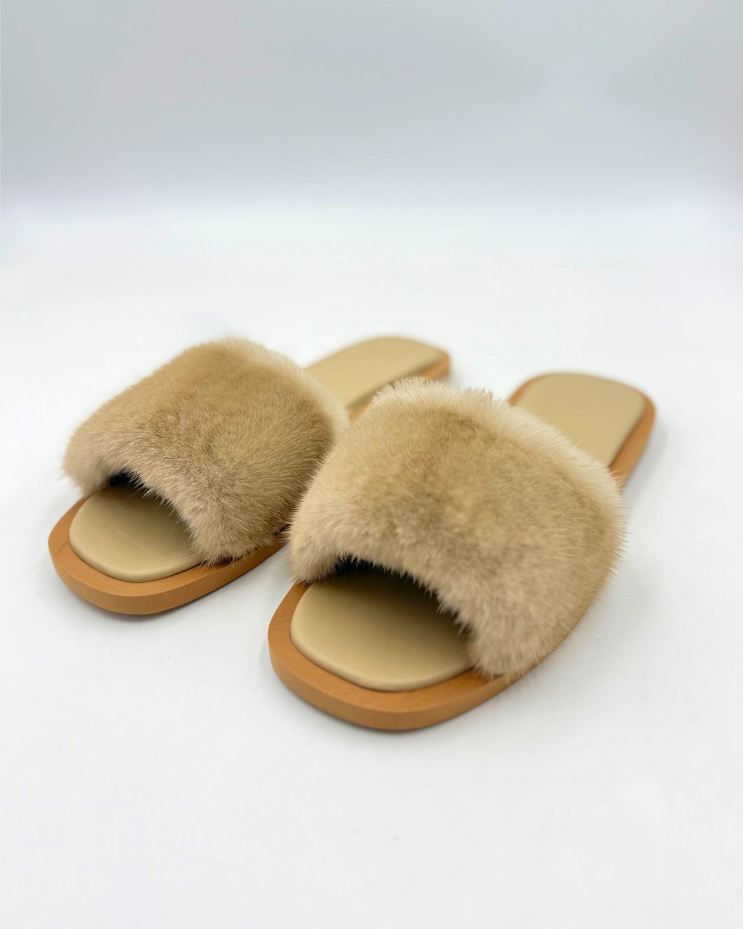 Pantofole estive da donna color sabbia con dettagli in visone, suola in memory foam per comfort ed eleganza.