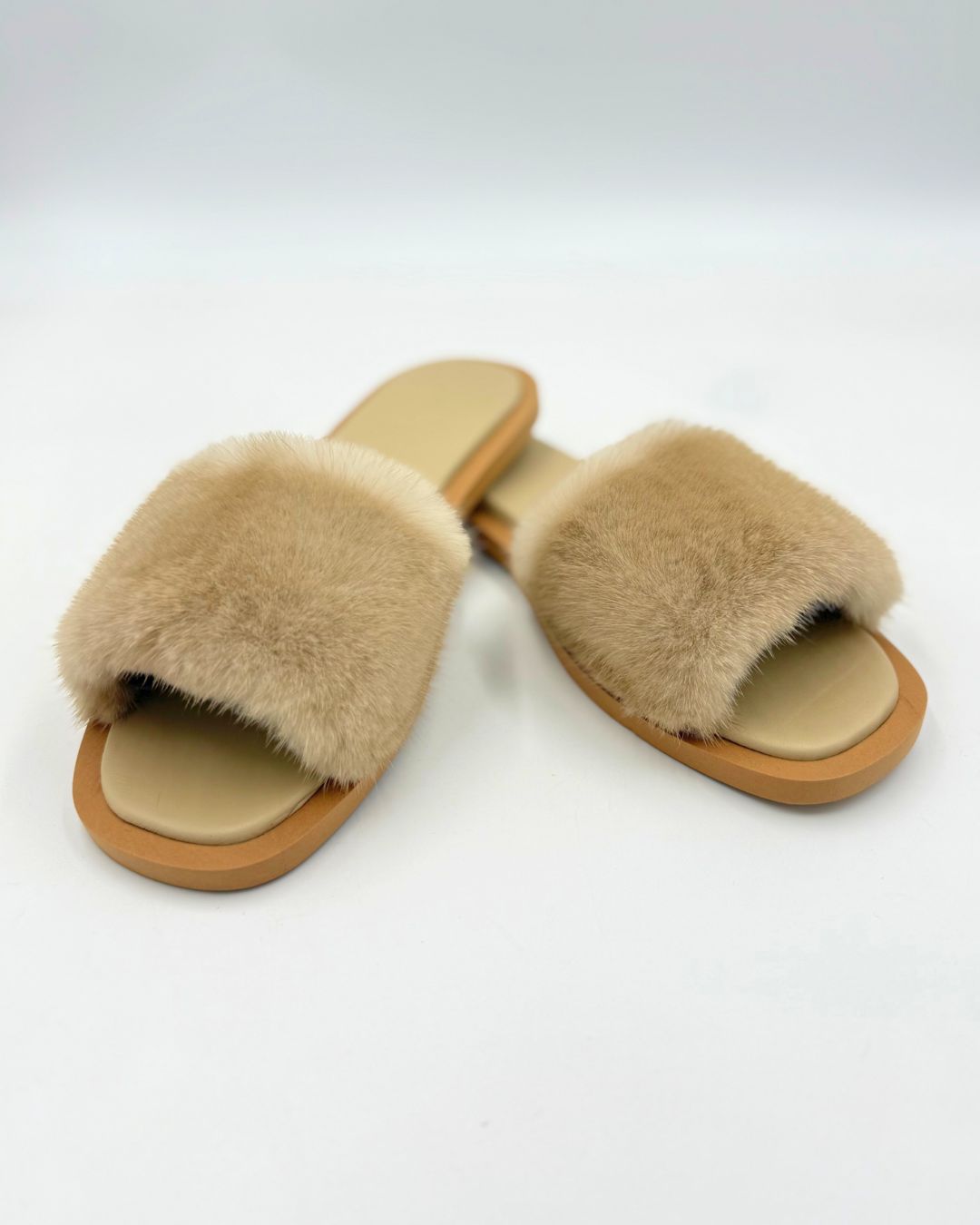 Morbide pantofole estive donna sabbia, con visone e sottopiede ammortizzato in memory foam per un passo leggero.