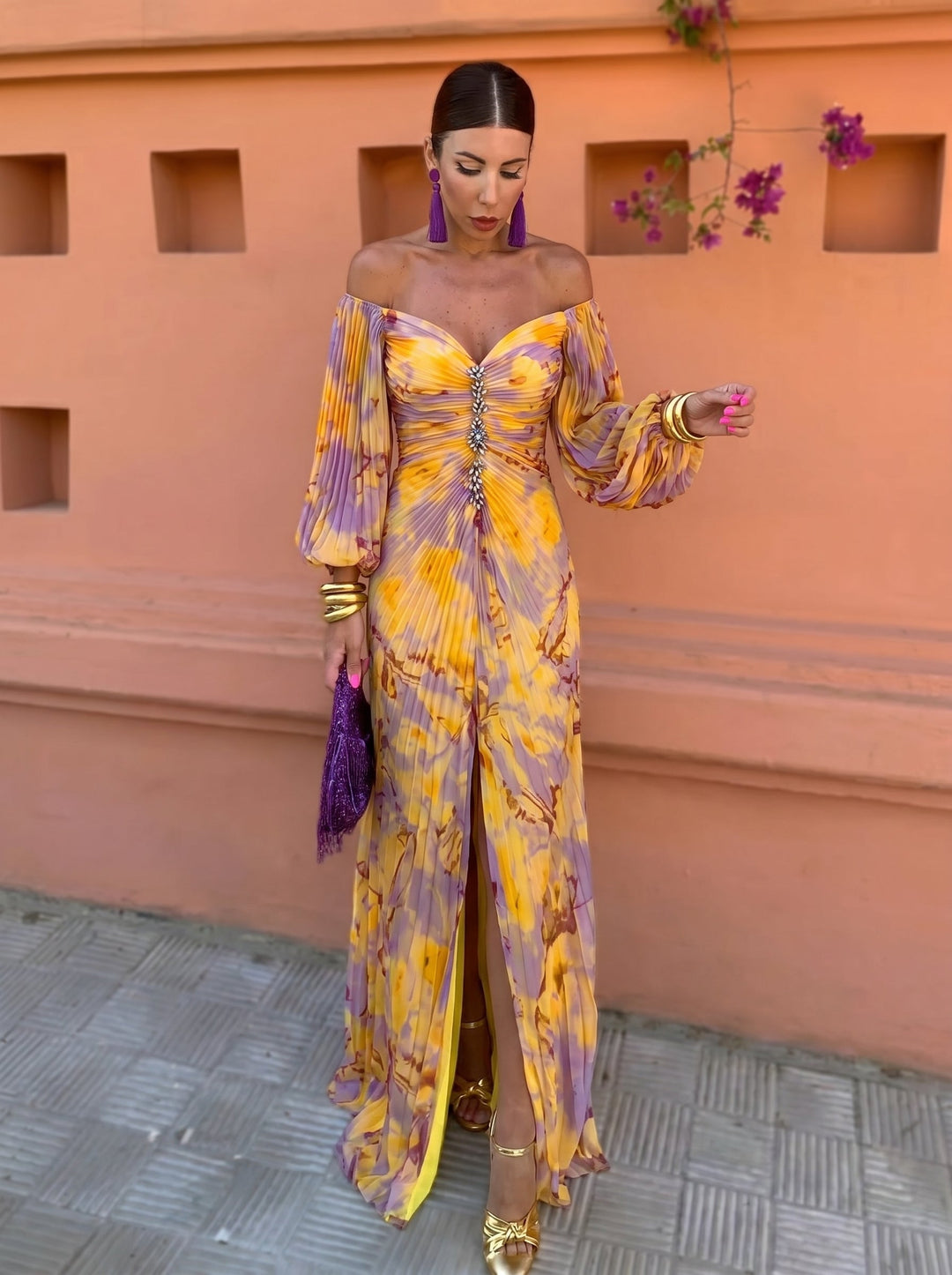Splendido abito lungo floreale giallo da donna, design elegante con scollatura profonda, perfetto per primavera ed estate.