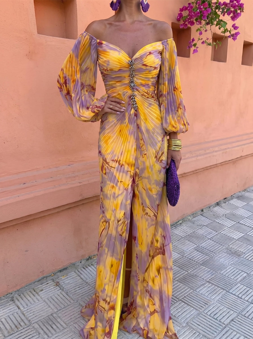 Abito lungo donna giallo con stampa floreale vivace e scollatura a V profonda, ideale per eventi estivi eleganti.