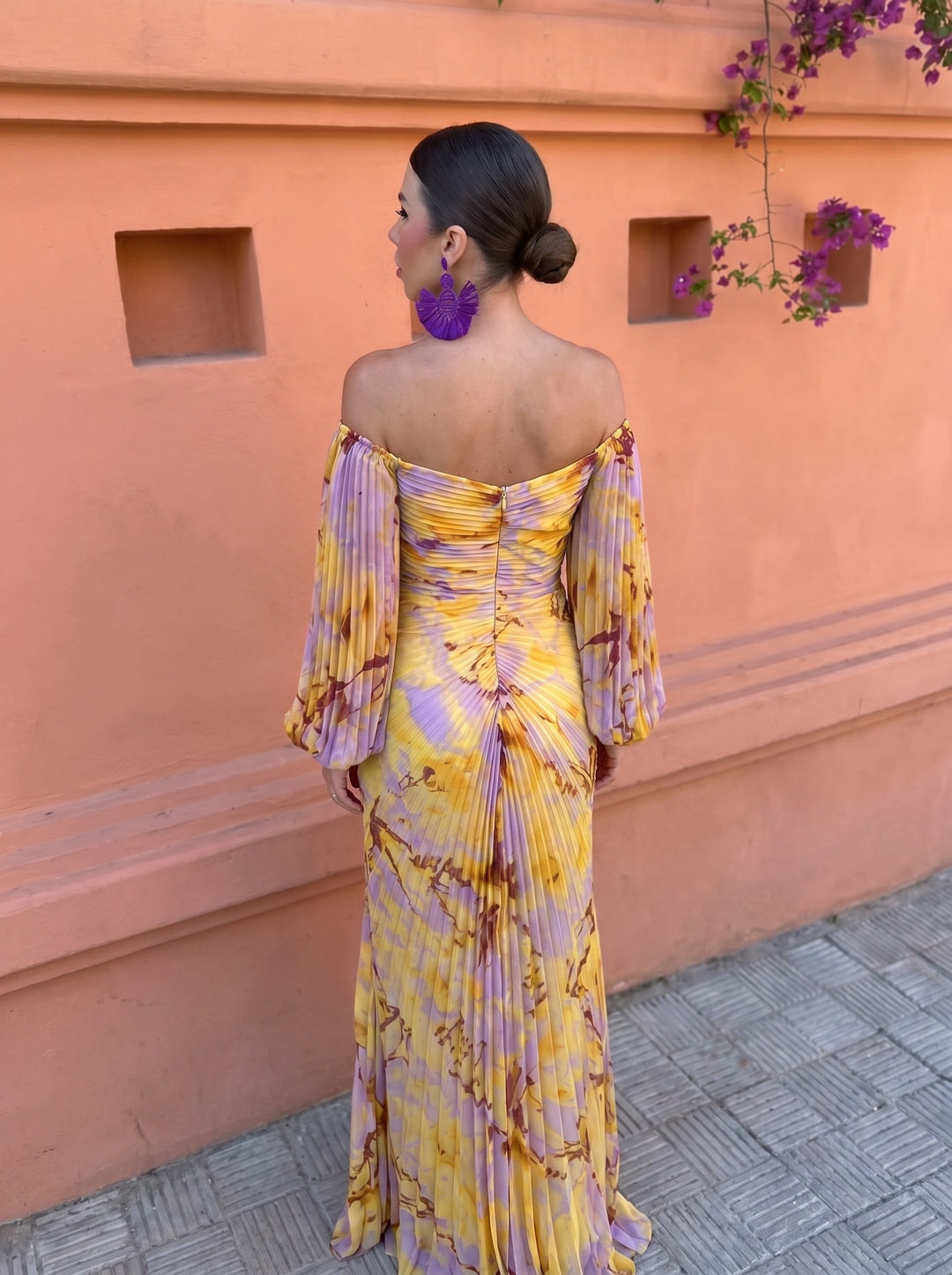 Abito lungo floreale giallo donna con scollatura profonda, vestibilità fluida, elegante per serate estive o cerimonie.
