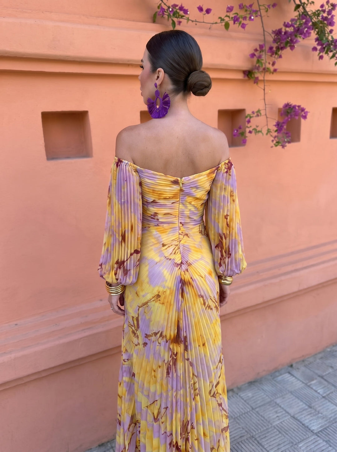 Elegante abito lungo da cerimonia floreale giallo donna con scollatura profonda, ideale per look primaverili estivi.