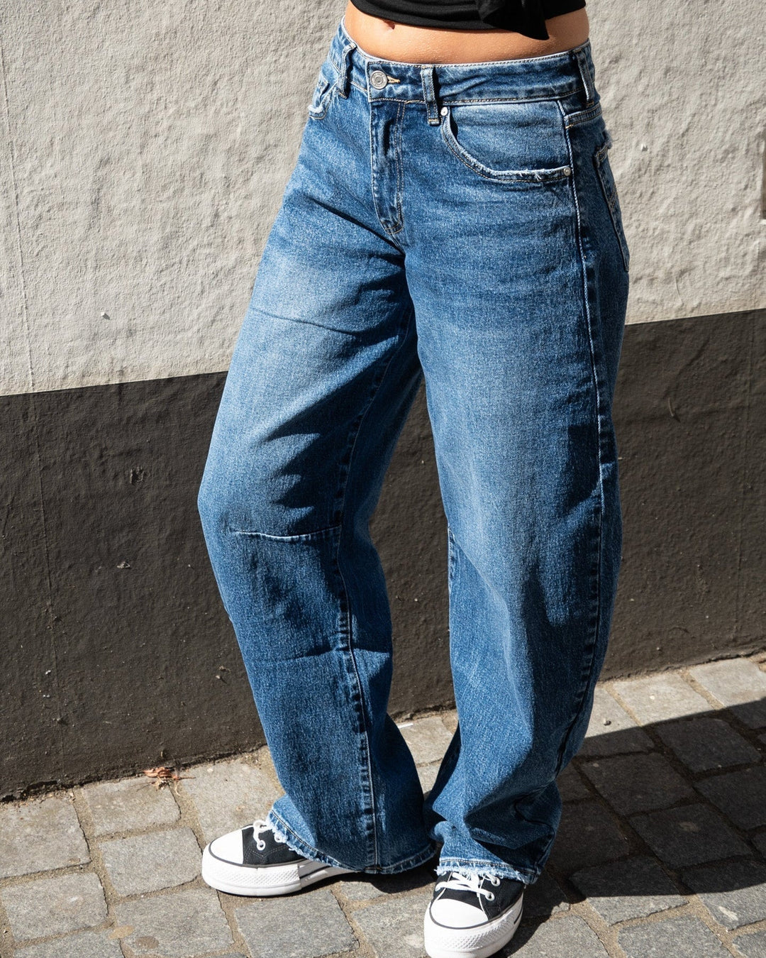 Pantaloni jeans donna balloon fit con gamba larga. Comfort e stile per un look casual di tendenza e una silhouette moderna.