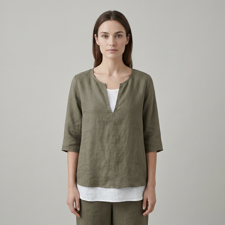 Blusa donna elegante scollo V, maniche 3/4, orlo asimmetrico. Ideale per ufficio o outfit quotidiano casual-chic.