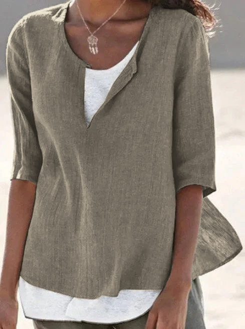 Elegante blusa da donna con scollo a V e maniche 3/4. L'orlo asimmetrico la rende unica per ufficio o tempo libero.