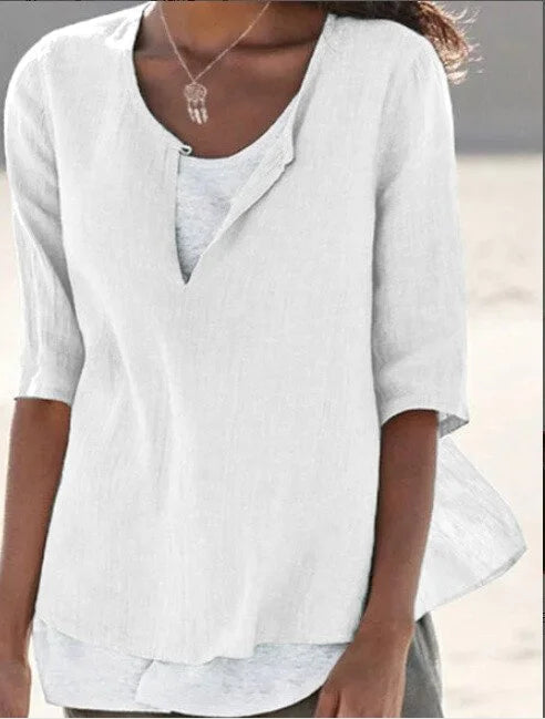 Outfit casual-chic: blusa da donna con scollo a V, maniche 3/4. Orlo asimmetrico distintivo, perfetta per la primavera.