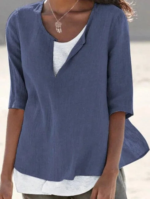 Vista frontale di una blusa da donna elegante, scollo a V, maniche 3/4 e orlo asimmetrico. Perfetta per l'ufficio.