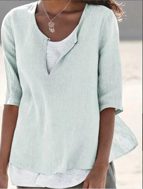 Dettaglio: blusa donna moderna con scollo a V, maniche 3/4. Orlo asimmetrico. Ideale per un look casual-chic.