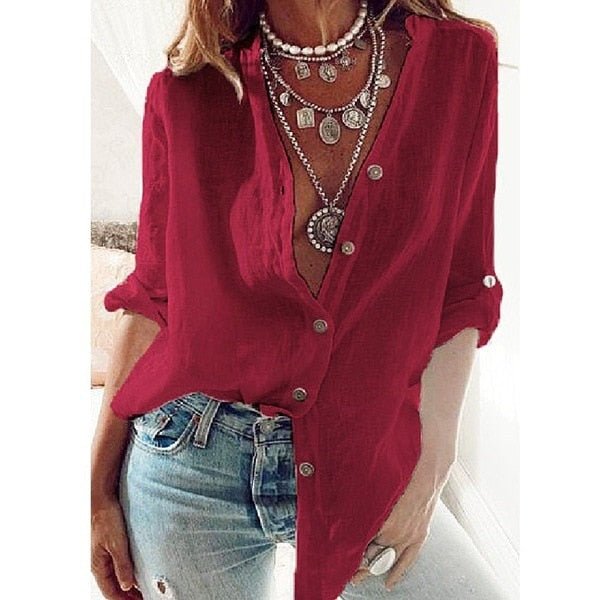 Donna indossa camicia lunga ampia con scollo a V, stile casual elegante. Perfetta per outfit versatili.
