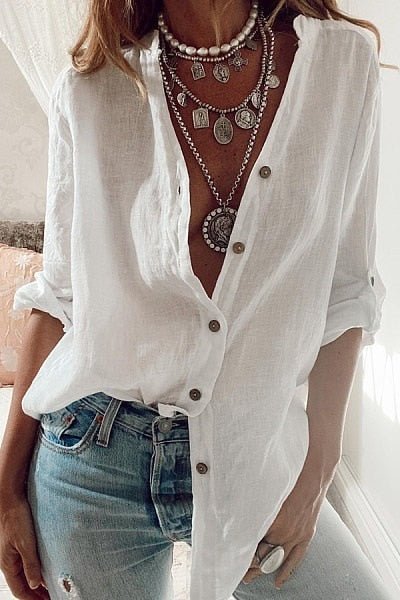 Maniche lunghe su camicia donna ampia e comoda, stile casual chic. Ideale per look primaverili ed estivi.