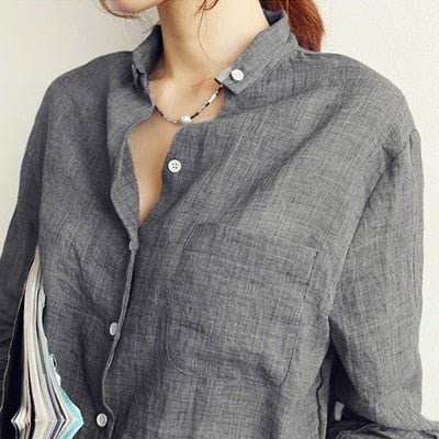 Camicia elegante da donna a maniche corte con colletto, stile versatile e moderno, per look estivi e professionali.