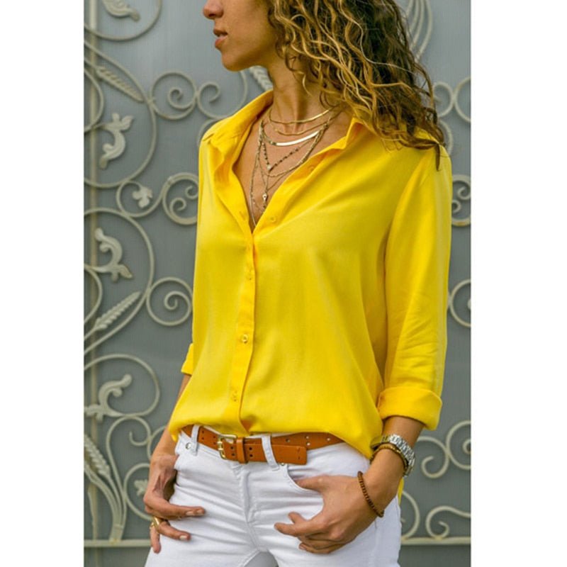 Camicia elegante da donna bianca a maniche lunghe, perfetta per ufficio o casual.